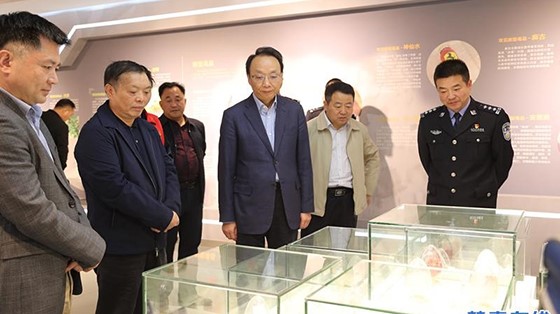 市委常委、政法委書記楊健蒞臨縣禁毒教育基地參觀指導