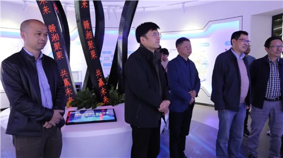 省發改委二級巡視員曾洪暉一行來上栗調研指導工作，并參觀由立標展覽布展的贛湘合作產業園展示館